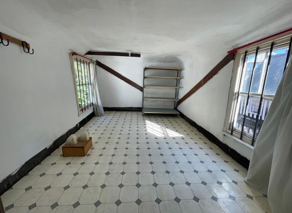 Lot: 154 - COMMERCIAL PROPERTY WITH UPPER PARTS IN TOWN CENTRE - second floor room